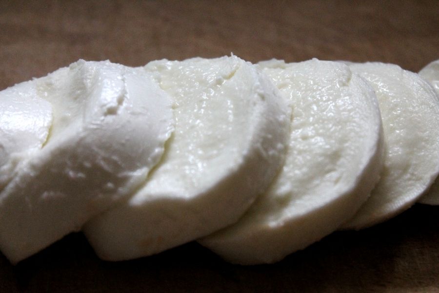 Prodotti tipici campani online: la mozzarella di bufala dove comprarla